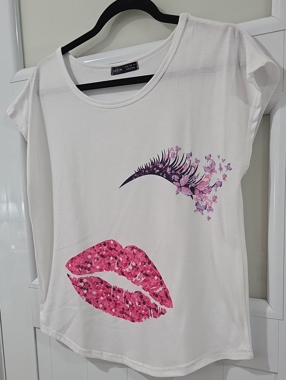 SHEIN White Tee with Pink Lip Print and Purple Floral Lash